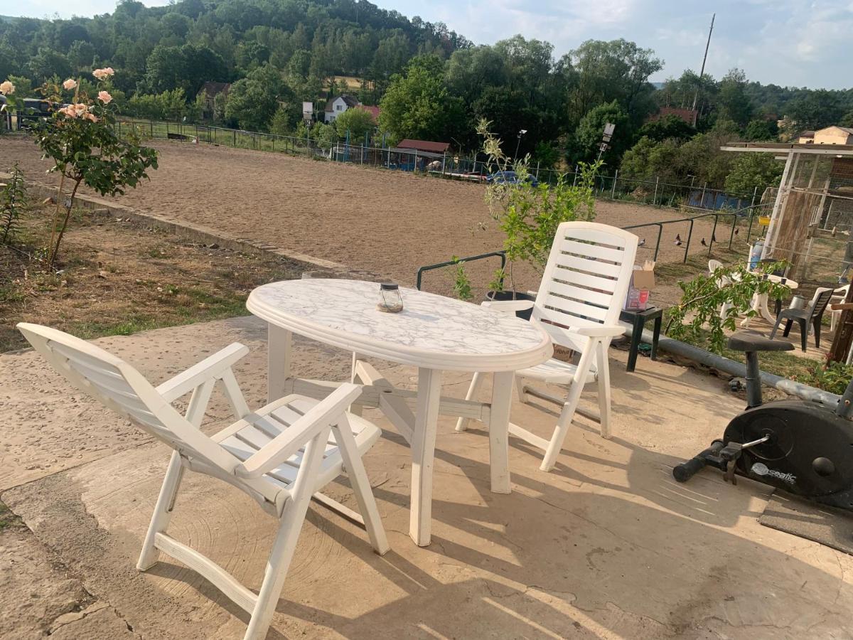 Bzany Ubytovani V Apartmanu, 2 Loznice, Na Farme מראה חיצוני תמונה